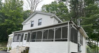 Amazing getaway place 3 bedrooms apartment.Up State, E unit top floor.