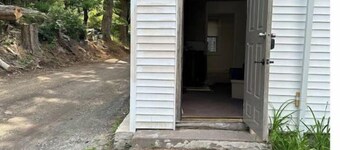 One bedroom apartment.Great place for couple single or group , updates. S unit.