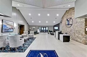 Lobby - Lake Front Manor (Salem)