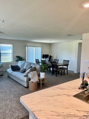 Smart TV, books, computer monitors - Cozy Green Cove Zen Home 4 Bedroom (Green Cove Springs)