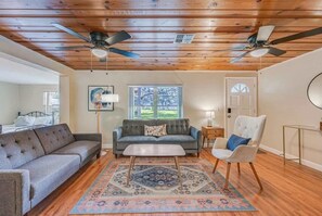 TV, offices - River Rat Flat | Home Near Kayaks & Boat Ramp (Homosassa)