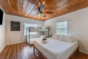 2 slaapkamers, een strijkplank/strijkijzer, wifi, beddengoed