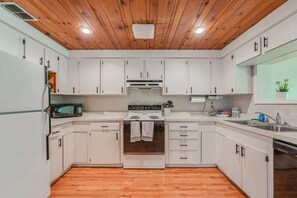 Een koelkast, een magnetron, een oven, een kookplaat