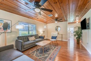 Een televisie en een kantoor