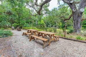 Outdoor dining - Entire Boutique Hotel walking distance to river (Homosassa)
