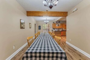 Dining - Entire Boutique Hotel walking distance to river (Homosassa)