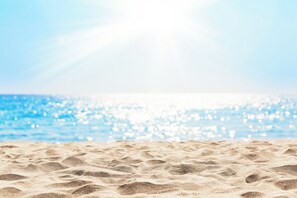 A beach with sand and water. - Villa de Plain Pied, Dans Résidence Avec Piscine, 10mn des Plages (Vendres)