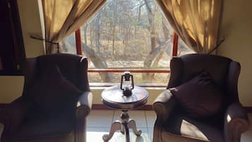 Dobbelt- eller tomannsrom – deluxe | Oppholdsområde | TV