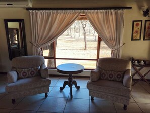 Luxury Double or Twin Room | Living area | TV - Phakela Private Lodge (Thabazimbi)