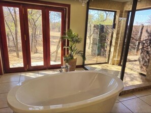 Camera Luxury con letto matrimoniale o 2 letti singoli | Bagno | Vasca e doccia separate, vasca da bagno a immersione totale