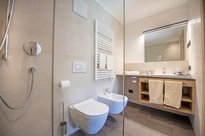 Dusche, Haartrockner, Handtücher
