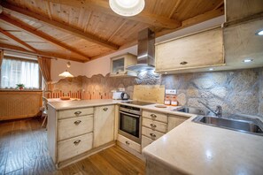 Kühlschrank, Ofen, Wasserkocher mit Kaffee-/Teezubehör, Wasserkocher