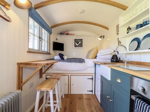 Geladeira, chaleira elétrica, torradeira