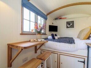 1 bedroom, individually decorated, individually furnished - Bosulla Shepherds Hut (Penzance)