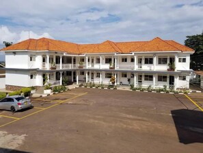 Outdoor banquet area - Infinity Hotel Kampala (Kampala)