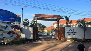 Pintu masuk properti