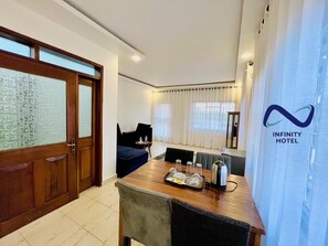 Executive Suite | Living room | Flat-screen TV - Infinity Hotel Kampala (Kampala)