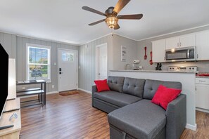 Smart TV, books - Cottages @ Pearl Beach -Walk To Beach- Suite D (Atlantic Beach)