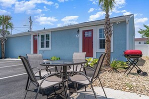 Outdoor dining - Cottages @ Pearl Beach -Walk To Beach- Suite D (Atlantic Beach)