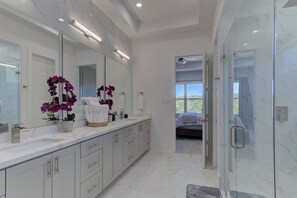 Shower, hair dryer, towels, soap - Oasis of Tranquility at Canyon Lake - New Build, Sleeps 8, Fire Pit (Canyon Lake)
