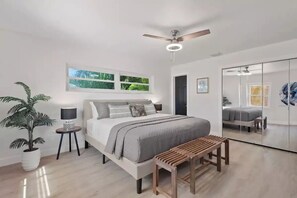 4 soverom, skrivebord, strykejern/-brett og reiseseng for barn