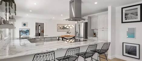 Jääkaappi, mikroaaltouuni, uuni, liesi