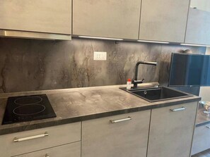 Private kitchen - Jovialis Holiday Home (Roma)