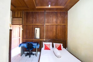 Standard Double Room | Laptop workspace, free WiFi, bed sheets - Hotel O Mountain View Homestay (Tomohon)