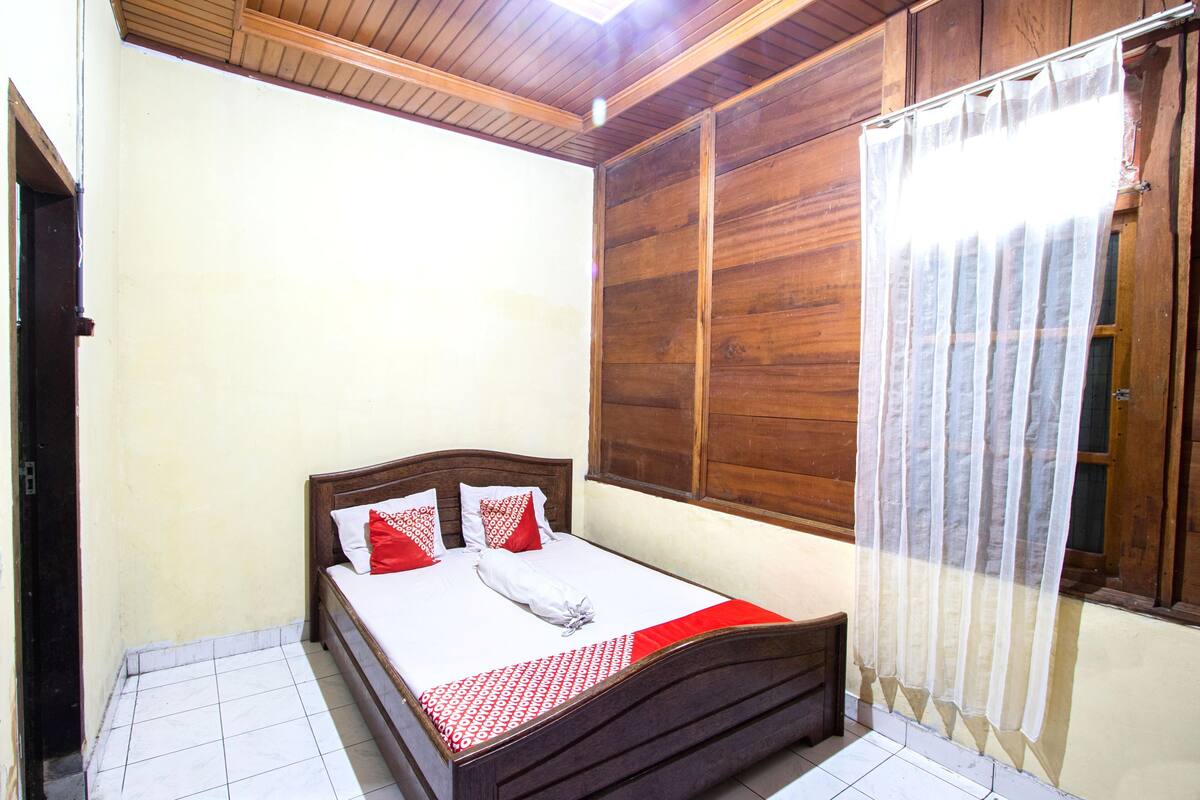 Laptop workspace, free WiFi, bed sheets
