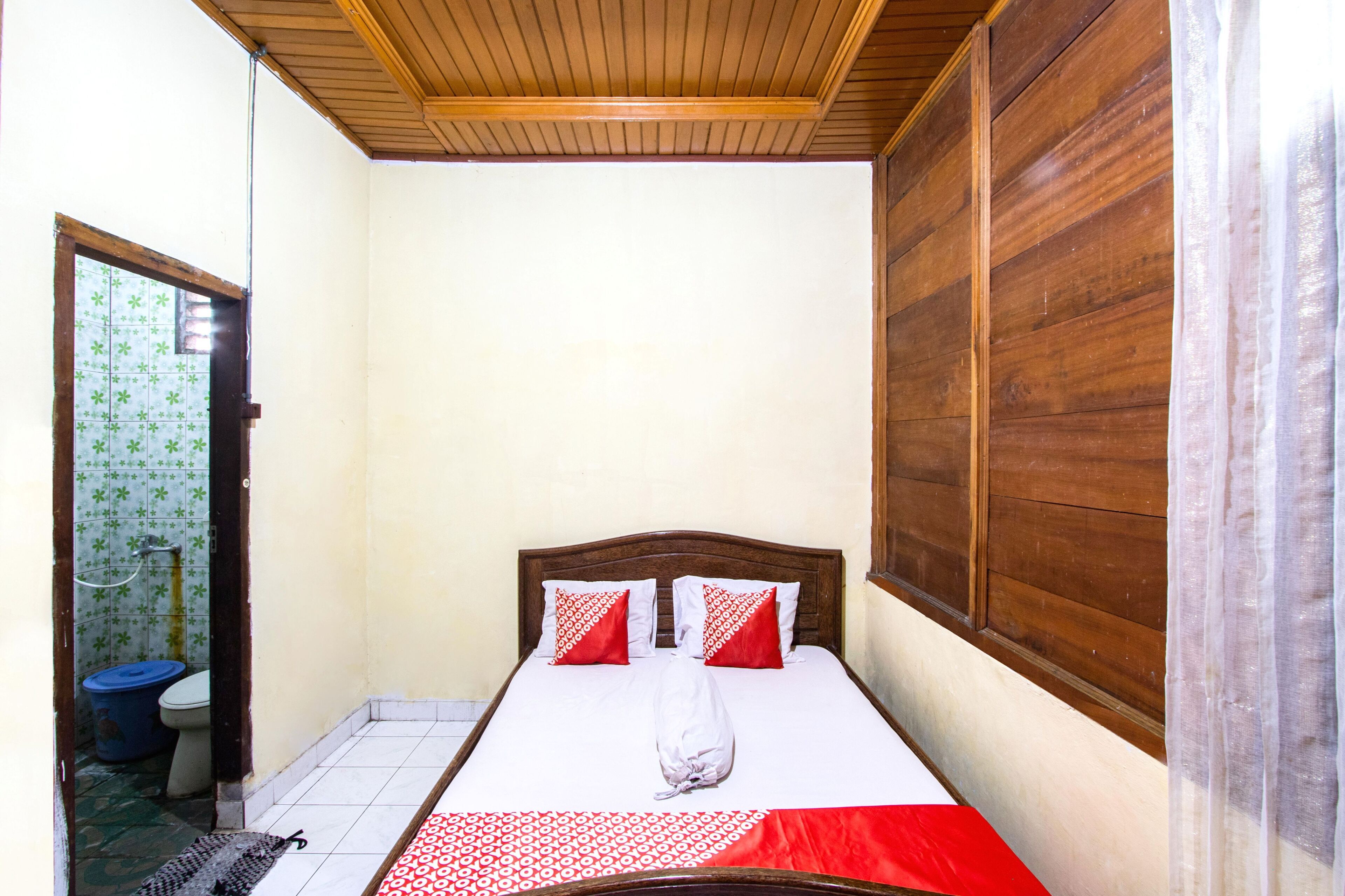 Standard Double Room | Laptop workspace, free WiFi, bed sheets