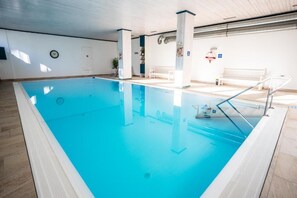 Indoor pool - Comfortable, functional and compact Doris apartment with indoor pool (Seefeld in Tirol)