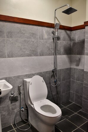 Ein Badezimmer mit Toilette, Dusche und Waschbecken.