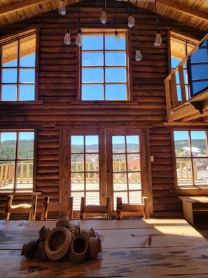 Cabane Luxe | Coin séjour | Télévision à écran plat de 50 pouces avec chaînes par satellite