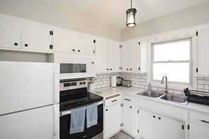 Jääkaappi, mikroaaltouuni, uuni, liesi