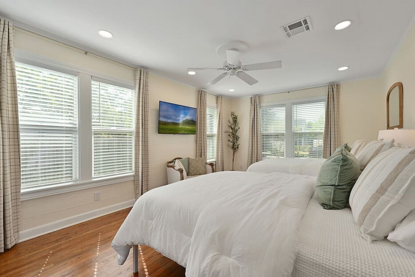 3 bedrooms, desk, iron/ironing board, free WiFi