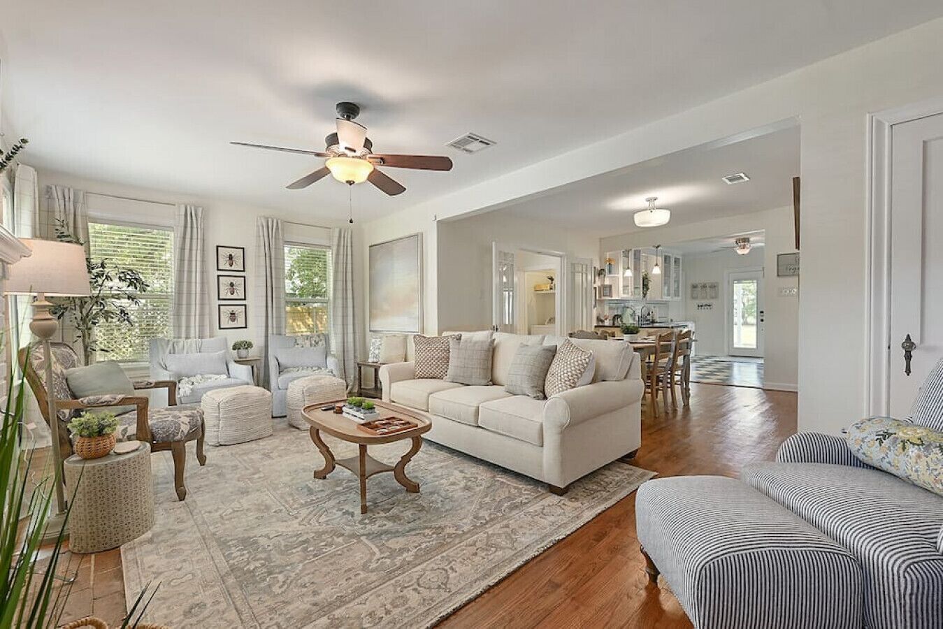 Smart TV, chimenea, libros y oficina 