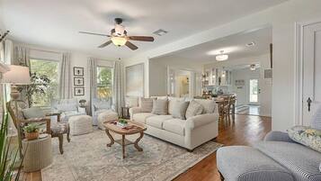 Smart TV, chimenea, libros y oficina