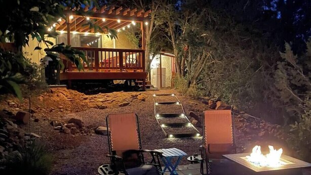 Zona patio con posti a sedere all'aperto e un elemento decorativo a fuoco.