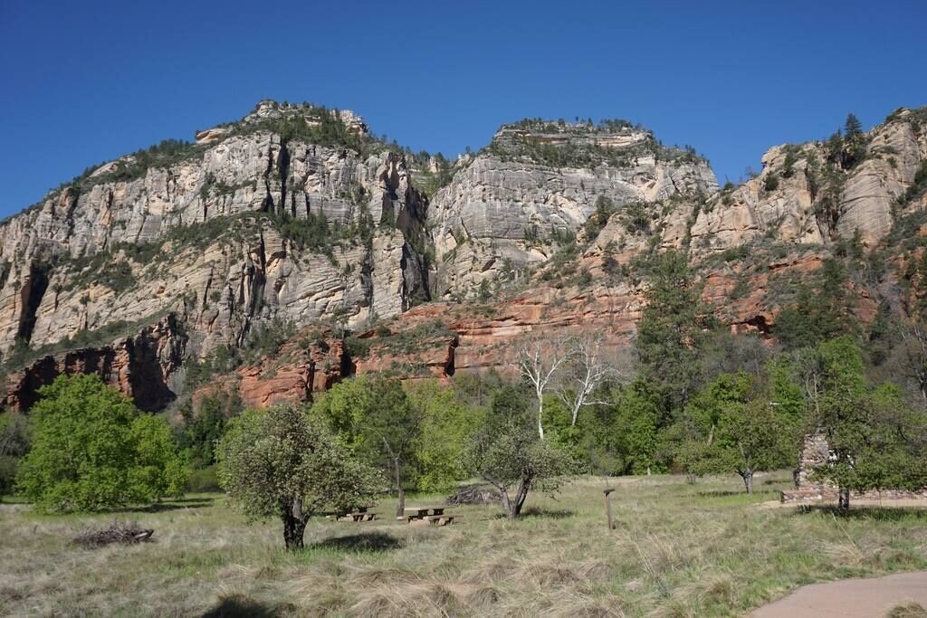Un paisaje natural con acantilados rocosos y vegetación escasa.
