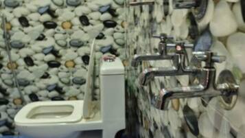 Deluxe Triple Room | Bathroom | Shower, rainfall showerhead, bidet, towels
