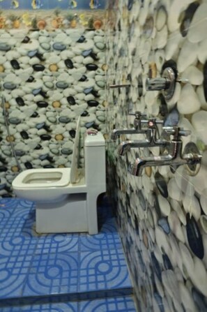 Deluxe Triple Room | Bathroom | Shower, rainfall showerhead, bidet, towels - Goroomgo Green Valley Homestay Chopta (Jakholi)