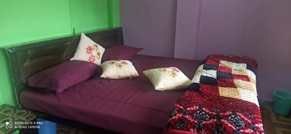 Escritorio, wifi gratis y ropa de cama 