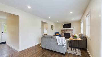 Smart TV, fireplace