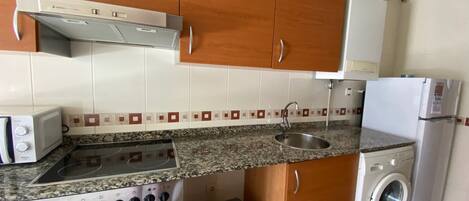 電子レンジ、オーブン、コンロ、コーヒー / ティーメーカー