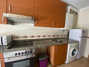 Microwave, oven, stovetop, coffee/tea maker - Contranquil I G (Cangas de Onís)