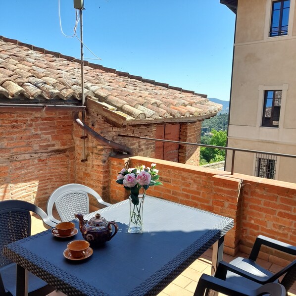 Outdoor dining - LA CASA IN PIAZZA (Panicale)