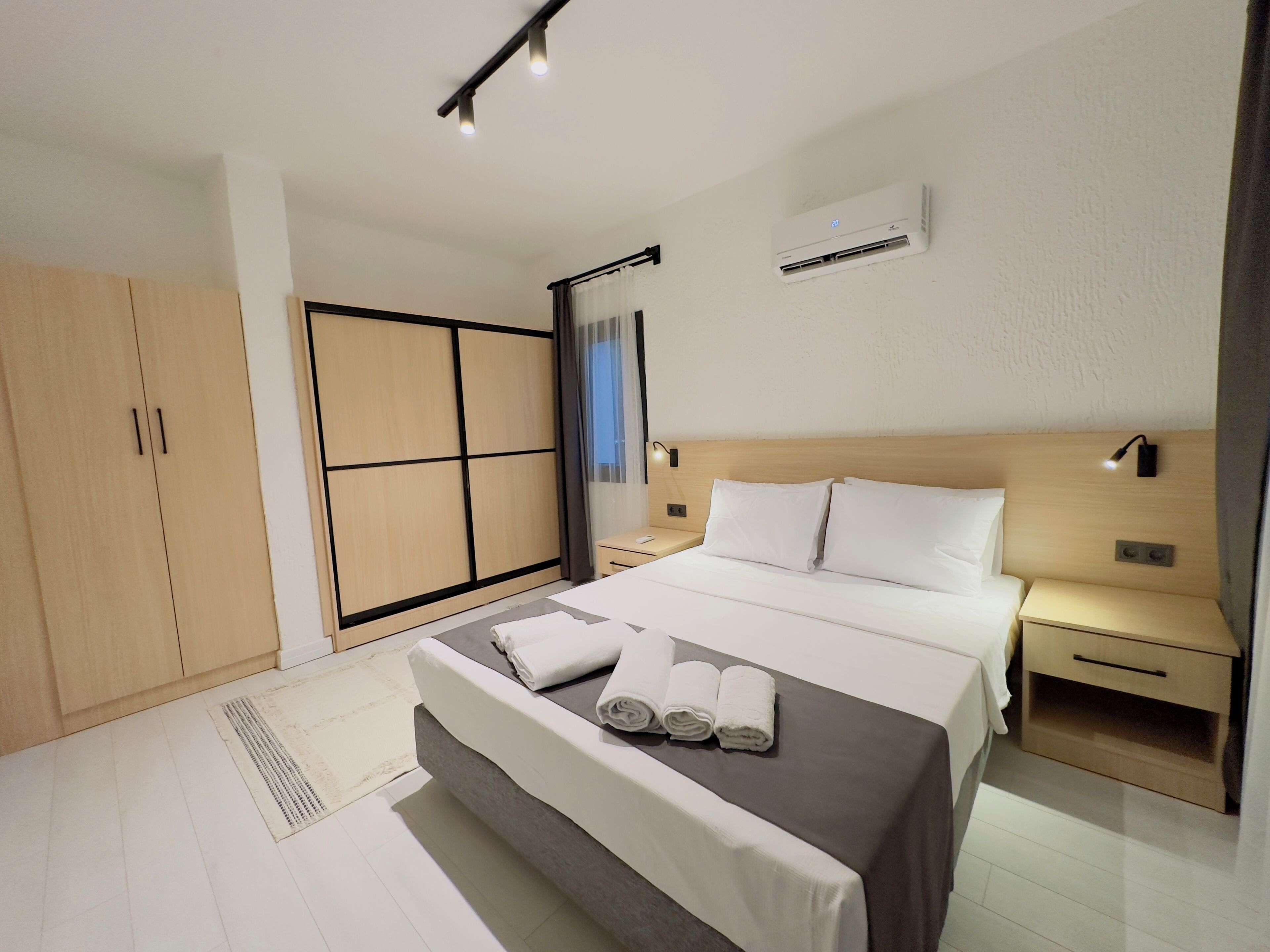 2 Schlafzimmer, individuell dekoriert, individuell eingerichtet