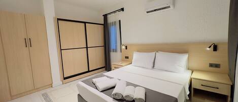 2 Schlafzimmer, individuell dekoriert, individuell eingerichtet