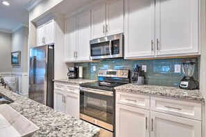 Private kitchen - Sunset Haven, Cottage Retreat in Golf Shores (Gulf Shores)