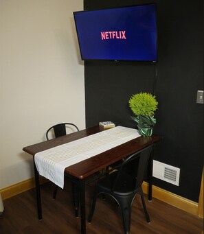 Junior Apartment | Desk, free WiFi, bed sheets - Stay Pittsburgh 116 (Pittsburgh)